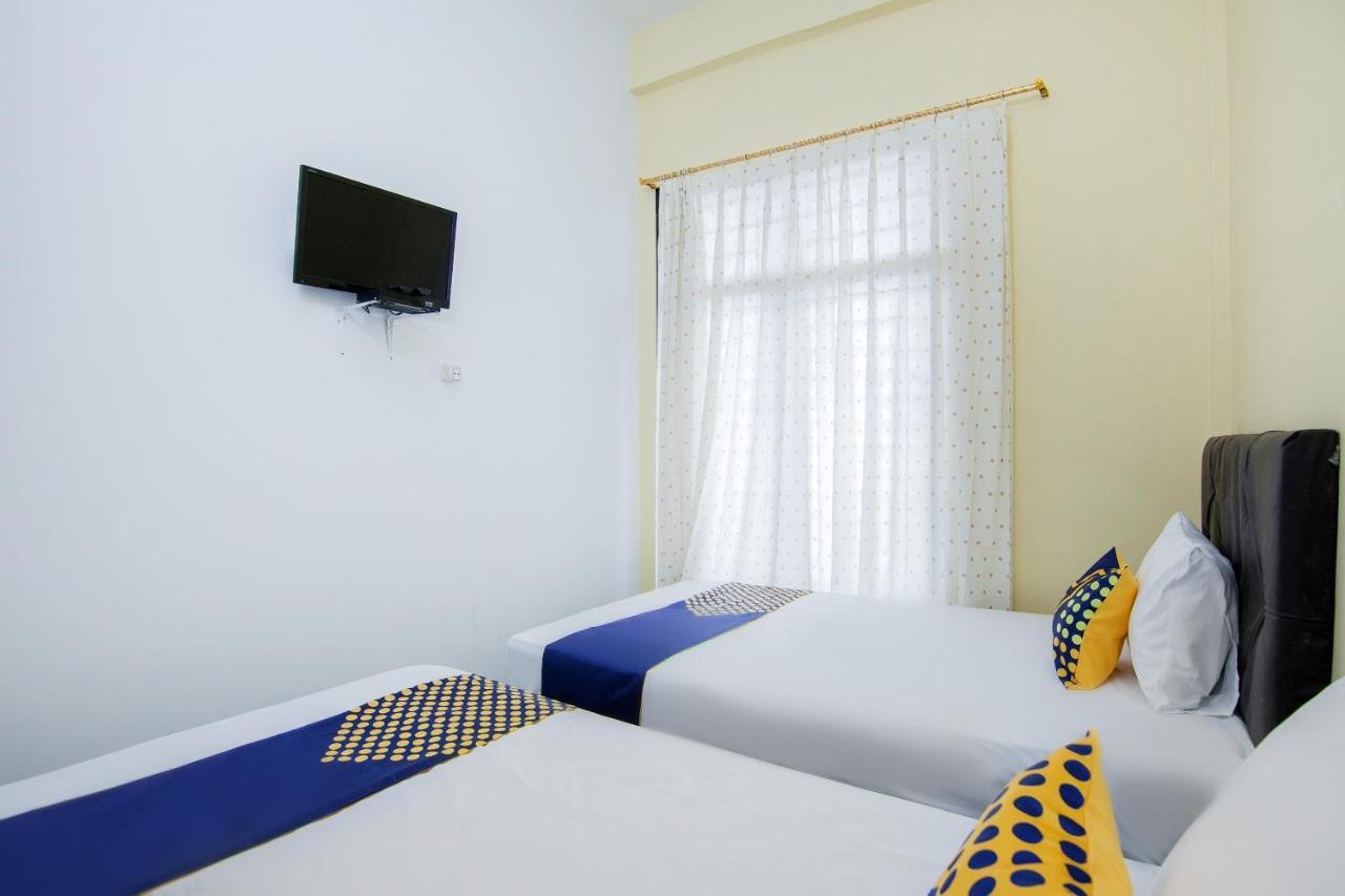 SPOT ON 2076 Hotel Stadion Berastagi Esterno foto