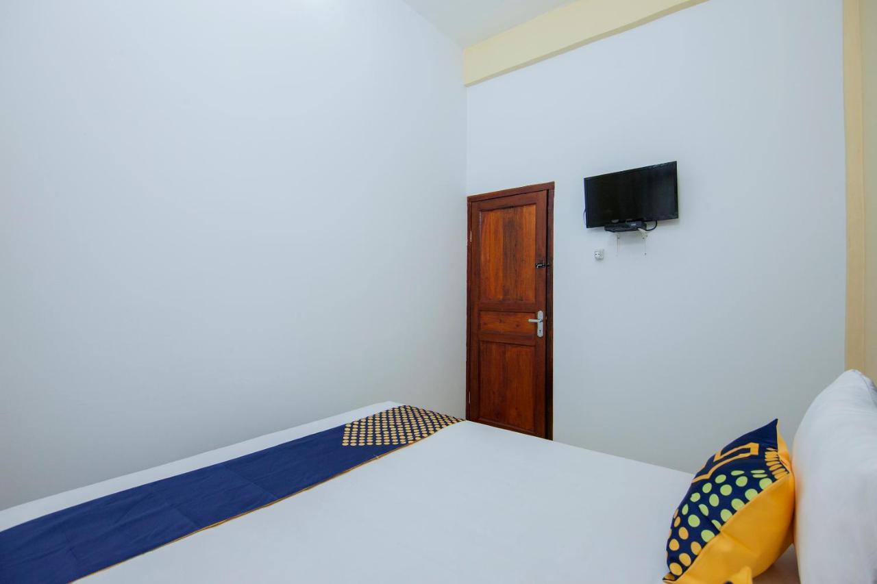 SPOT ON 2076 Hotel Stadion Berastagi Esterno foto